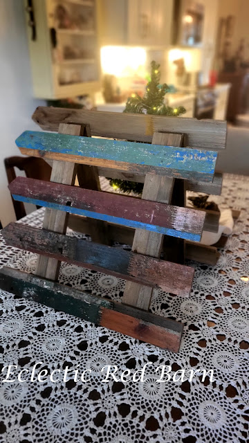 Picket Fence as a Christmas Centerpiece. Share NOW. #centerpiece, #Christmas decor, #Decoratiing, #eclecticredbarn, #holiday decor